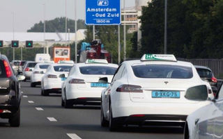 Vești dintr-o lume paralelă: 70% dintre cele un milion de curse de taxi bifate în acest an pe aeroportul din Amsterdam au fost realizate de mașini electrice din gama Tesla