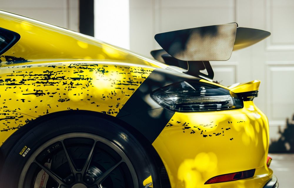 Porsche a prezentat noul 718 Cayman GT4 Clubsport: suspensie preluată de la 911 GT3 Cup și portiere fabricate dintr-un amestec de fibre organice - Poza 13