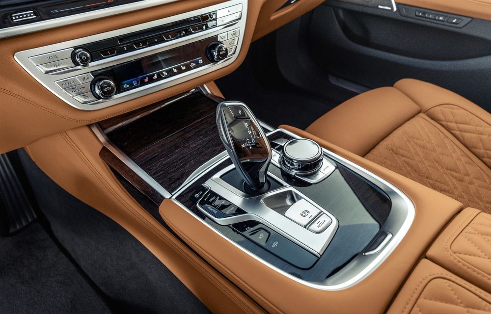 BMW Seria 7 facelift, imagini și detalii oficiale: design revizuit, asistent personal inteligent și motoare îmbunătățite - Poza 45