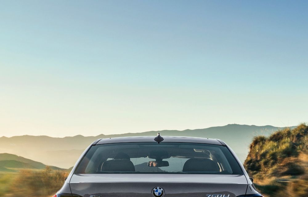 BMW Seria 7 facelift, imagini și detalii oficiale: design revizuit, asistent personal inteligent și motoare îmbunătățite - Poza 33