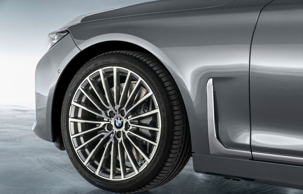 BMW Seria 7 facelift, imagini și detalii oficiale: design revizuit, asistent personal inteligent și motoare îmbunătățite - Poza 39