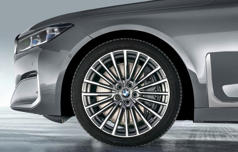 BMW Seria 7 facelift, imagini și detalii oficiale: design revizuit, asistent personal inteligent și motoare îmbunătățite - Poza 37