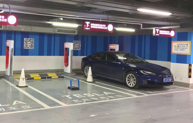 Tesla are o soluție inedită pentru a bloca parcarea mașinilor tradiționale la stațiile de încărcare: sistem de blocare accesat prin smartphone - Poza 1