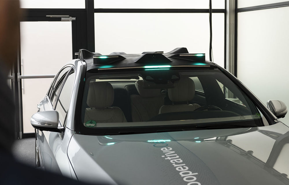 Cum vom recunoaște o mașină autonomă în trafic? Mercedes-Benz a dezvoltat lumini turcoaz pentru &quot;comunicarea&quot; cu pietonii și bicicliștii - Poza 6