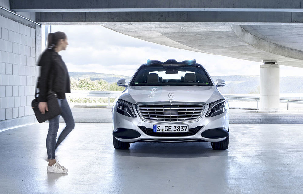 Cum vom recunoaște o mașină autonomă în trafic? Mercedes-Benz a dezvoltat lumini turcoaz pentru &quot;comunicarea&quot; cu pietonii și bicicliștii - Poza 1