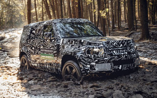 Noua generație Land Rover Defender: prima imagine cu interiorul, "scăpată" pe internet