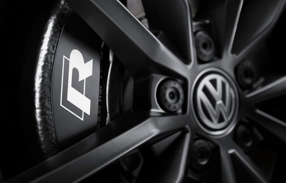 Volkswagen a prezentat noul T-Roc R: motor TSI de 2.0 litri cu 300 CP și 400 Nm, tracțiune integrală și 0-100 km/h în 4.9 secunde: debut la Geneva - Poza 30
