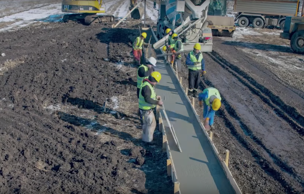 Protest inedit: un om de afaceri din Suceava a construit cu 4500 de euro &quot;primul metru de autostradă din Moldova&quot; - Poza 1