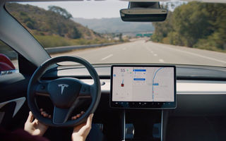 Tesla introduce noi funcții pentru Autopilot: detectează când mașina din față schimbă banda și anticipează culoarea roșie a semaforului