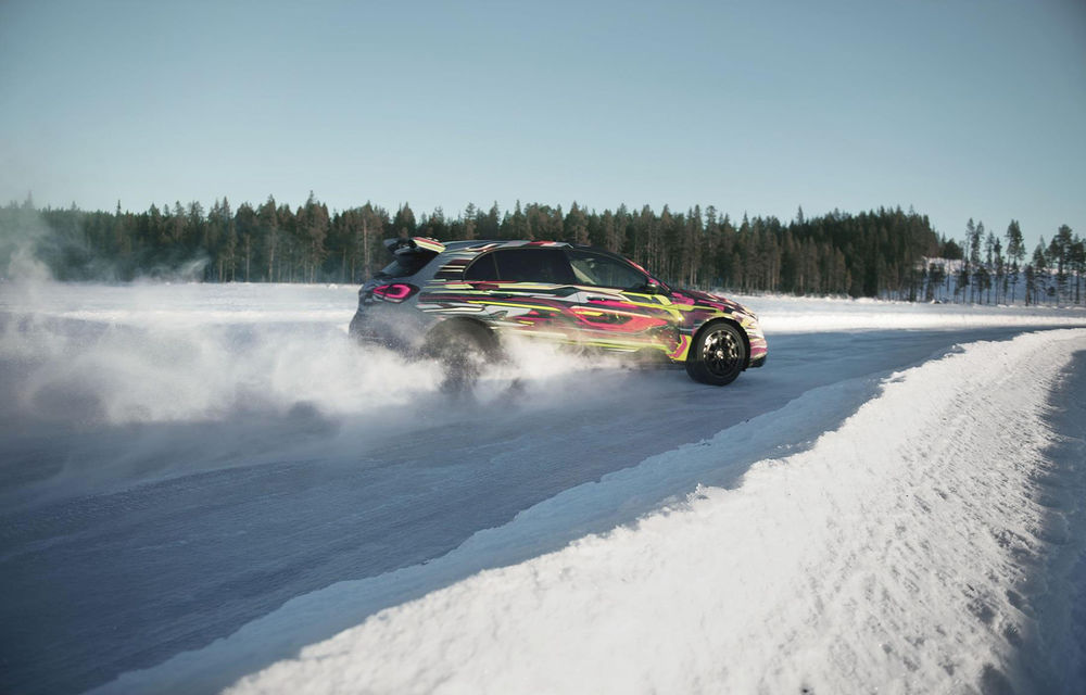 Update: Teasere noi cu viitorul Mercedes-AMG A45: nemții testează Hot Hatch-ul pe lacurile înghețate din Suedia - Poza 3