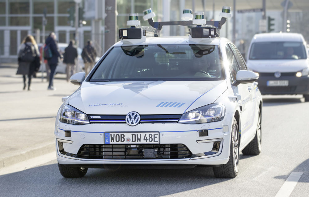 Volkswagen a început testele cu mașini autonome: cinci unități e-Golf folosesc un traseu de 3 kilometri din Hamburg - Poza 1