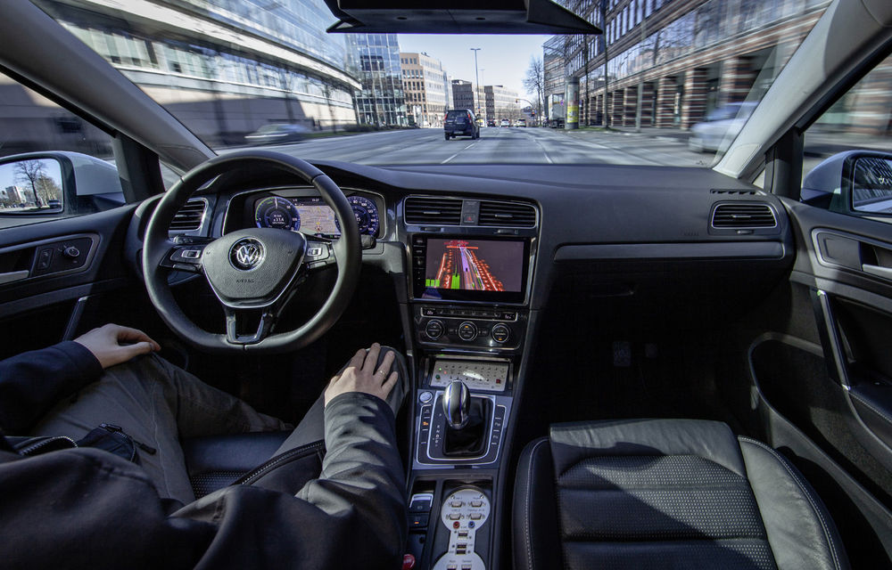Volkswagen a început testele cu mașini autonome: cinci unități e-Golf folosesc un traseu de 3 kilometri din Hamburg - Poza 5