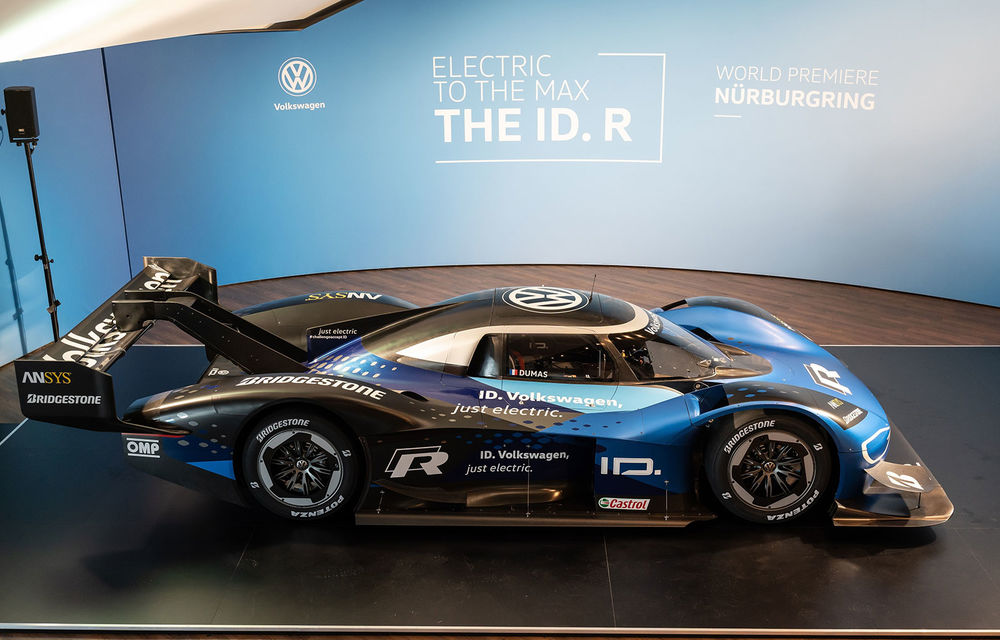 Volkswagen a prezentat prototipul ID R, cu care atacă recordul electricelor de pe Nurburgring: un pachet aerodinamic modificat și un software nou pentru sistemul de propulsie - Poza 1