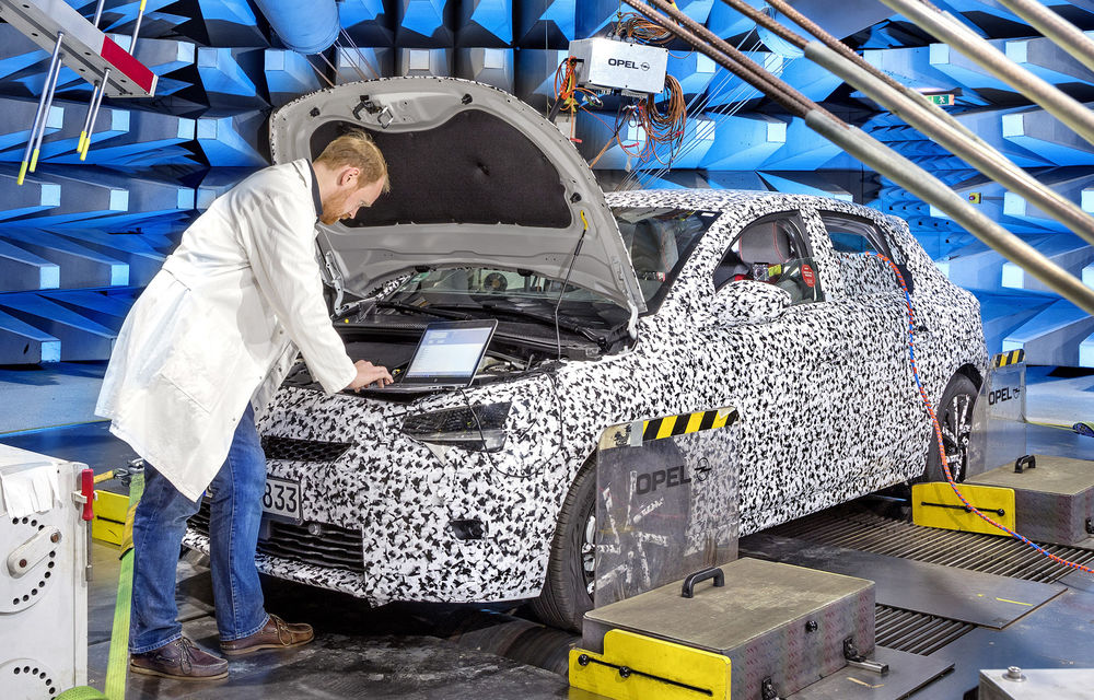Primele imagini sub camuflaj cu noua generație Opel Corsa: vânzările încep în vară inclusiv pentru versiunea electrică - Poza 11