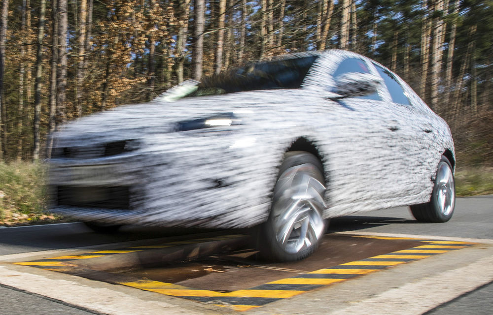 Primele imagini sub camuflaj cu noua generație Opel Corsa: vânzările încep în vară inclusiv pentru versiunea electrică - Poza 10