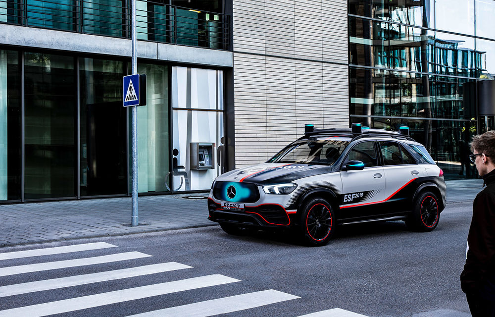 Mercedes GLE, transformat în cobai pentru testarea celor mai noi sisteme de siguranță: suprafețe digitale exterioare care comunică cu ceilalți participanți la trafic și funcții noi pentru prevenirea accidentelor - Poza 4