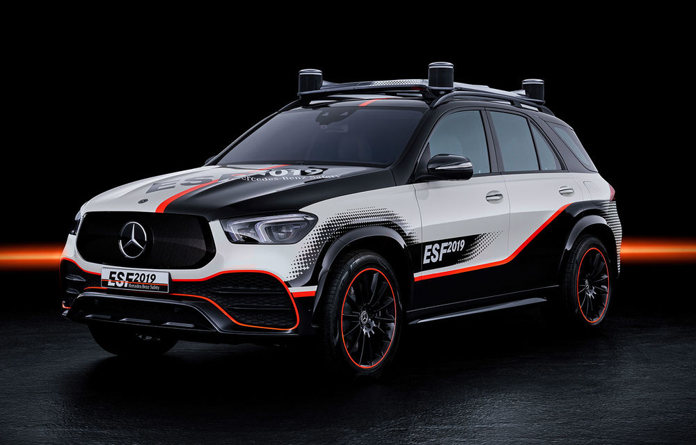 Mercedes GLE, transformat în cobai pentru testarea celor mai noi sisteme de siguranță: suprafețe digitale exterioare care comunică cu ceilalți participanți la trafic și funcții noi pentru prevenirea accidentelor - Poza 2