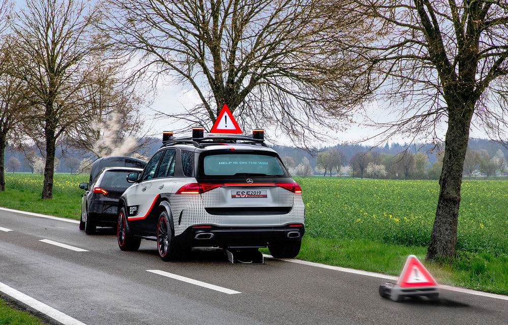 Mercedes GLE, transformat în cobai pentru testarea celor mai noi sisteme de siguranță: suprafețe digitale exterioare care comunică cu ceilalți participanți la trafic și funcții noi pentru prevenirea accidentelor - Poza 7