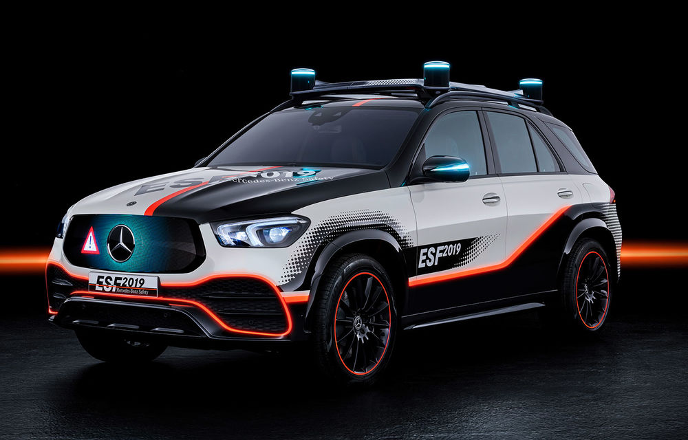 Mercedes GLE, transformat în cobai pentru testarea celor mai noi sisteme de siguranță: suprafețe digitale exterioare care comunică cu ceilalți participanți la trafic și funcții noi pentru prevenirea accidentelor - Poza 1