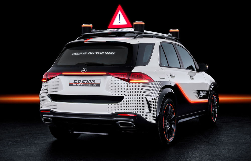 Mercedes GLE, transformat în cobai pentru testarea celor mai noi sisteme de siguranță: suprafețe digitale exterioare care comunică cu ceilalți participanți la trafic și funcții noi pentru prevenirea accidentelor - Poza 3