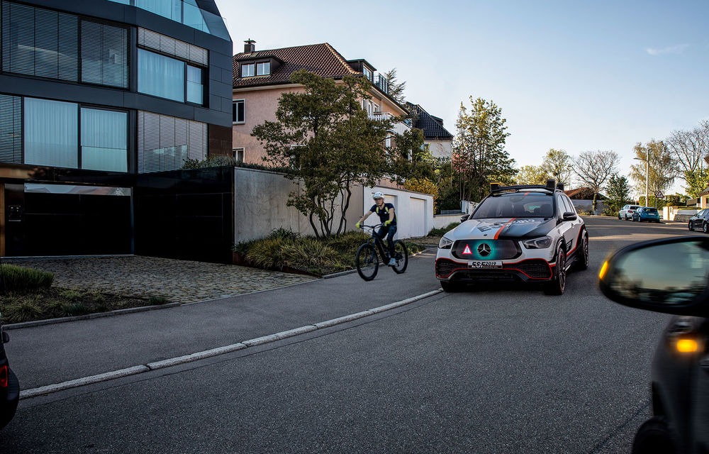 Mercedes GLE, transformat în cobai pentru testarea celor mai noi sisteme de siguranță: suprafețe digitale exterioare care comunică cu ceilalți participanți la trafic și funcții noi pentru prevenirea accidentelor - Poza 6