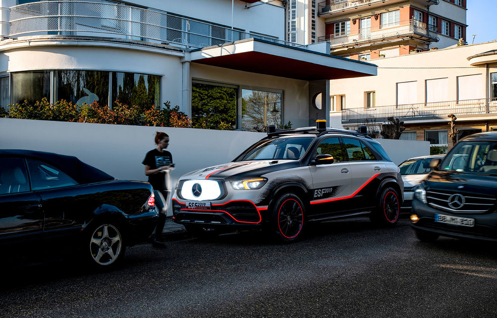 Mercedes GLE, transformat în cobai pentru testarea celor mai noi sisteme de siguranță: suprafețe digitale exterioare care comunică cu ceilalți participanți la trafic și funcții noi pentru prevenirea accidentelor - Poza 5