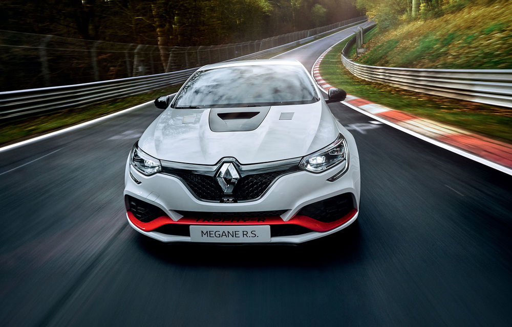 Renault Megane RS Trophy-R a devenit cel mai rapid model cu roți motrice față de pe Nurburgring: Hot Hatch-ul francez cu 300 CP va fi produs într-o ediție limitată - Poza 2