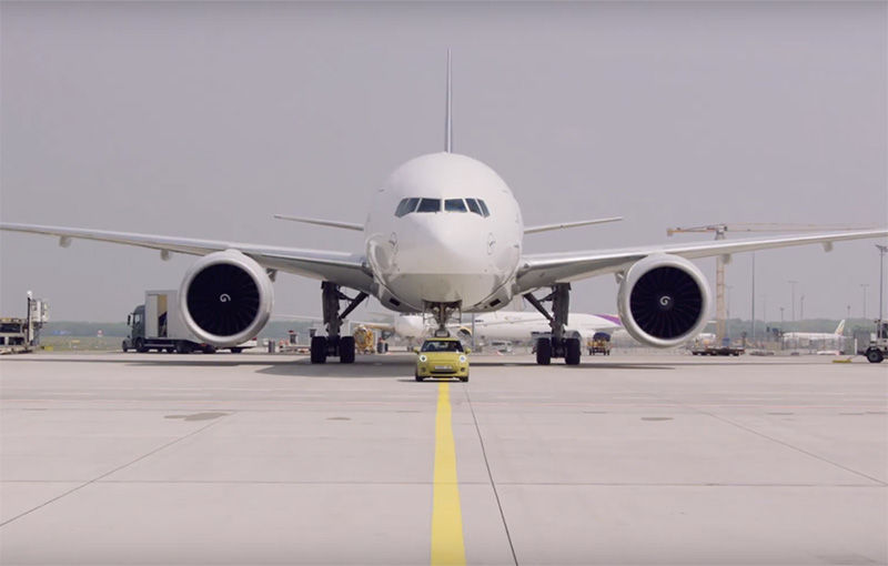 VIDEO. Desfășurare de forțe: prototipul viitorului Mini Electric tractează o aeronavă Boeing - Poza 1
