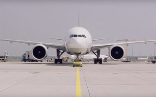 VIDEO. Desfășurare de forțe: prototipul viitorului Mini Electric tractează o aeronavă Boeing