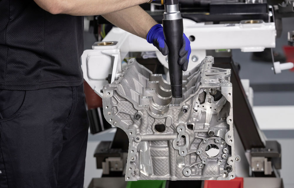 Mercedes-AMG prezintă cel mai puternic motor cu 4 cilindri din istorie: 2.0 litri și 421 de cai putere - Poza 2