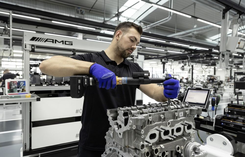VIDEO: Cum se fabrică noua &quot;bestie&quot; dezvoltată de Mercedes-AMG, motorul 2.0 Turbo de 421 CP - Poza 9