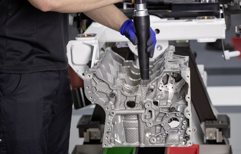 VIDEO: Cum se fabrică noua &quot;bestie&quot; dezvoltată de Mercedes-AMG, motorul 2.0 Turbo de 421 CP - Poza 15