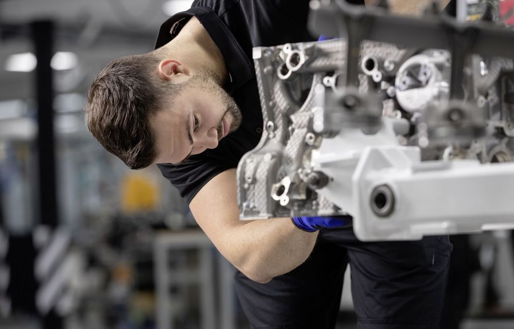 VIDEO: Cum se fabrică noua &quot;bestie&quot; dezvoltată de Mercedes-AMG, motorul 2.0 Turbo de 421 CP - Poza 4