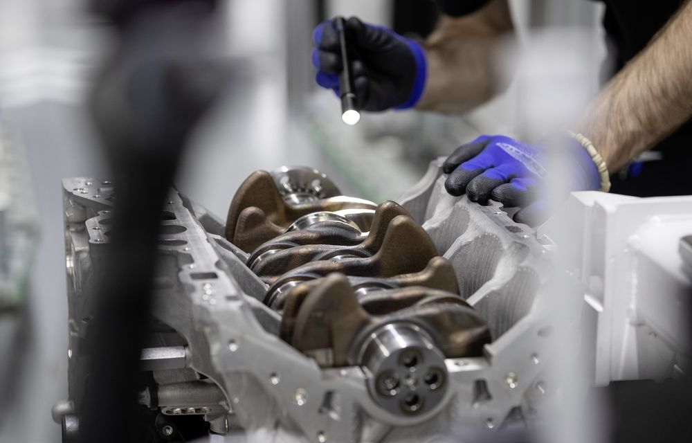 VIDEO: Cum se fabrică noua &quot;bestie&quot; dezvoltată de Mercedes-AMG, motorul 2.0 Turbo de 421 CP - Poza 12