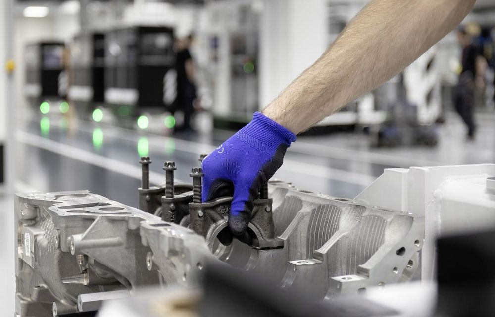 VIDEO: Cum se fabrică noua &quot;bestie&quot; dezvoltată de Mercedes-AMG, motorul 2.0 Turbo de 421 CP - Poza 11