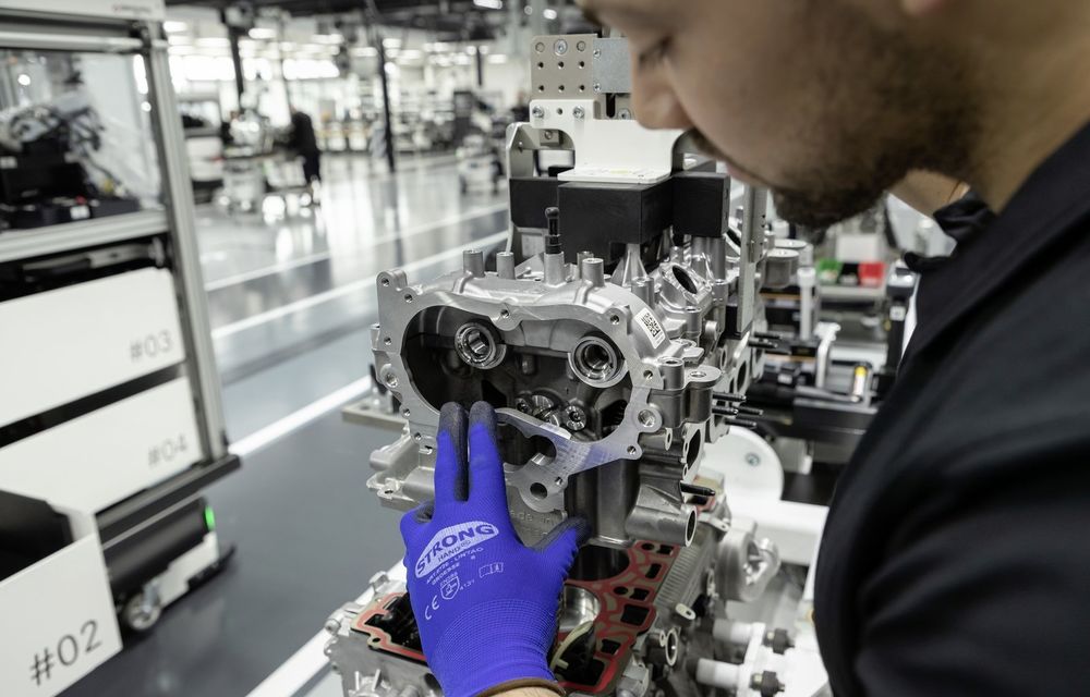 VIDEO: Cum se fabrică noua &quot;bestie&quot; dezvoltată de Mercedes-AMG, motorul 2.0 Turbo de 421 CP - Poza 5