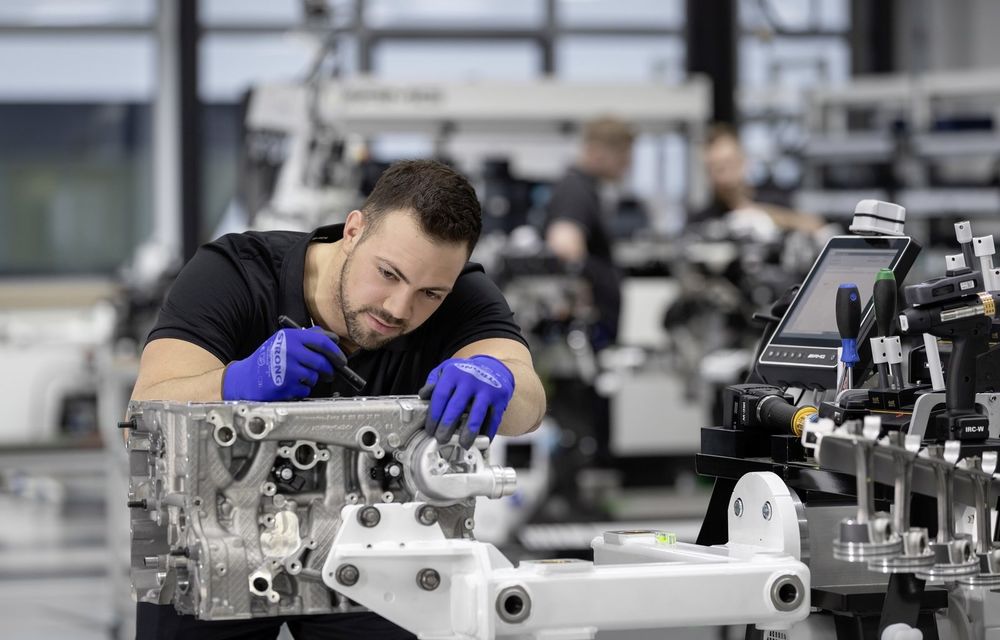 VIDEO: Cum se fabrică noua &quot;bestie&quot; dezvoltată de Mercedes-AMG, motorul 2.0 Turbo de 421 CP - Poza 14