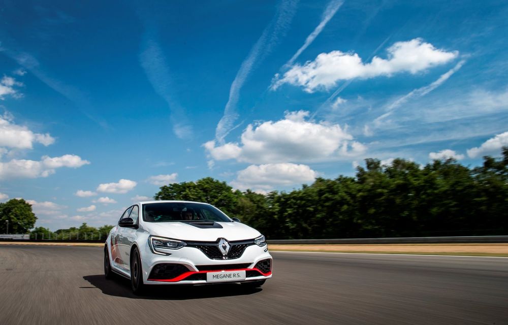 Informații noi despre Renault Megane RS Trophy-R: transmisie manuală cu șase trepte și 0-100 km/h în 5.4 secunde - Poza 11