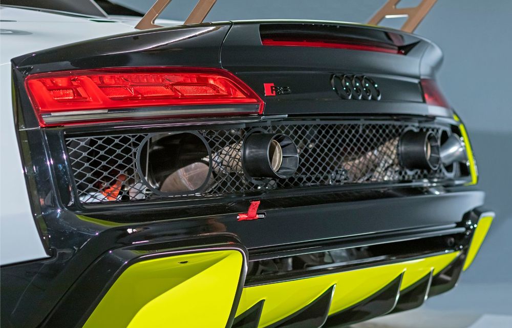 Audi a lansat noul R8 LMS GT2: versiunea de competiții cântărește 1.350 de kilograme și promite 640 CP - Poza 16