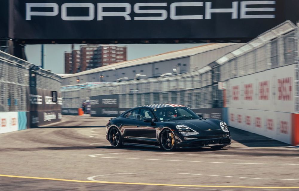 Fotografii noi cu prototipul lui Porsche Taycan: vehiculul electric a fost pilotat de Neel Jani pe circuitul stradal din New York - Poza 5