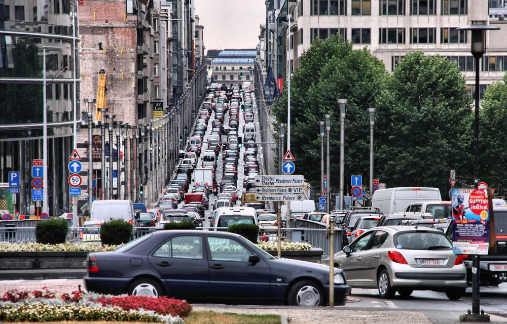 Măsuri dure pentru încurajarea transportului alternativ: Bruxelles vrea să limiteze viteza maximă a mașinilor la numai 30 km/h - Poza 1