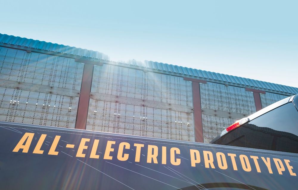 Video. Desfășurare de forțe: prototipul viitorului Ford F-150 electric a tractat peste 450 de tone - Poza 5