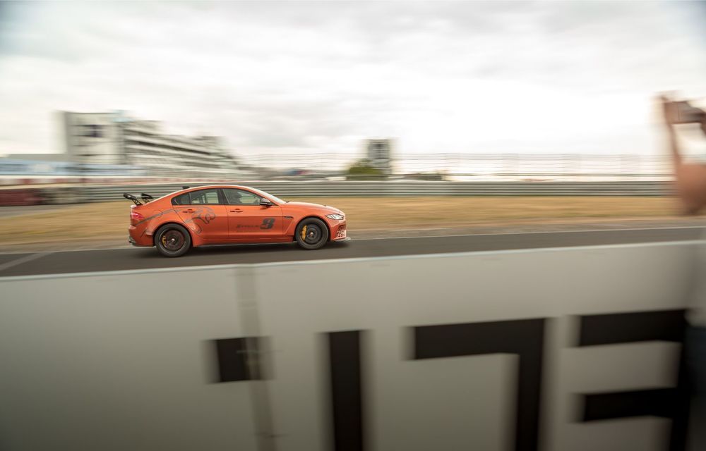 Mai bun decât el însuși: Jaguar XE SV Project 8 și-a doborât propriul timp de la Nurburgring - Poza 3