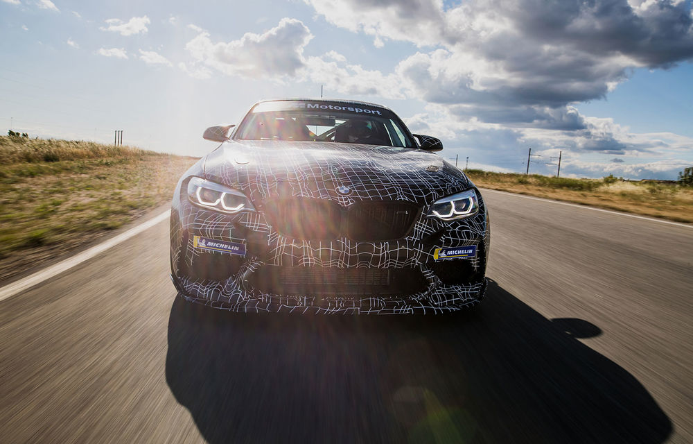 Primele imagini cu viitoarea versiune de circuit a lui BMW M2 Competition: prima apariție publică va avea loc în acest weekend la Nurburgring - Poza 2