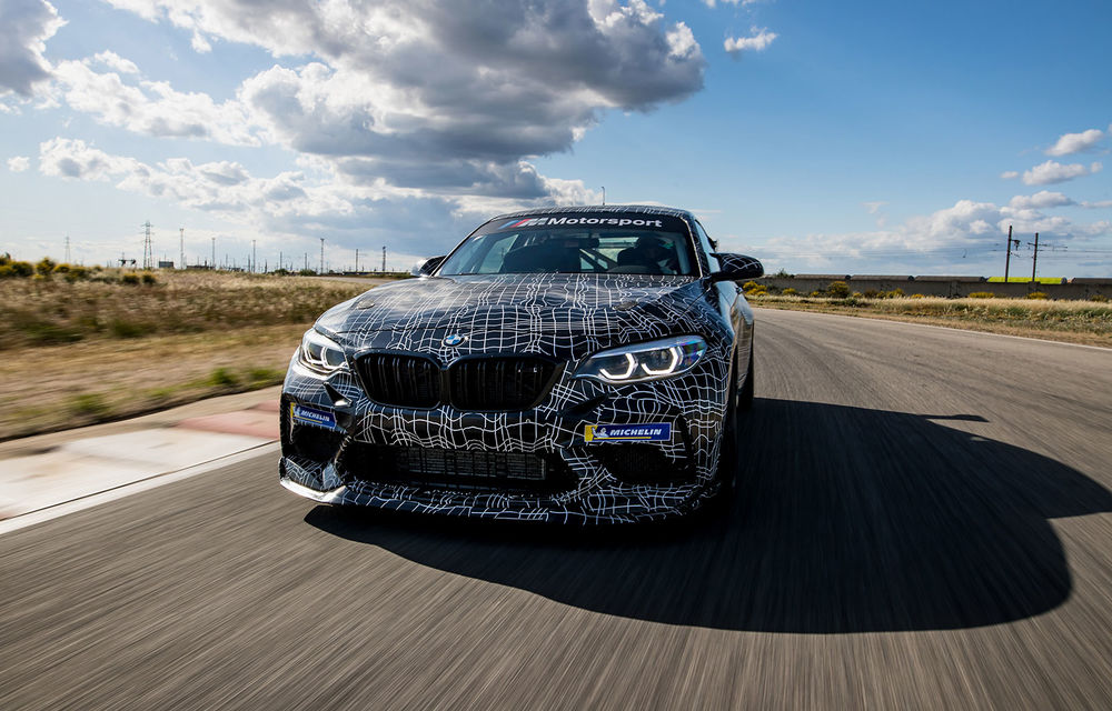 Primele imagini cu viitoarea versiune de circuit a lui BMW M2 Competition: prima apariție publică va avea loc în acest weekend la Nurburgring - Poza 1