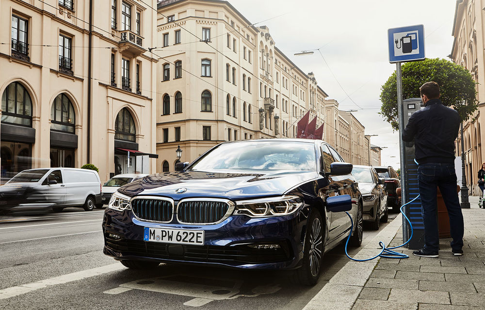 Versiunea plug-in hybrid a lui BMW Seria 5 este disponibilă și cu tracțiune integrală: autonomie electrică de 58 de kilometri și 6.2 secunde pentru accelerația 0-100 km/h - Poza 1