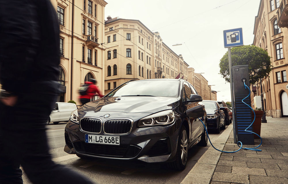 BMW lansează versiunea plug-in hybrid a lui Seria 2 Active Tourer: autonomie electrică mărită cu 25%, până la 57 de kilometri - Poza 1