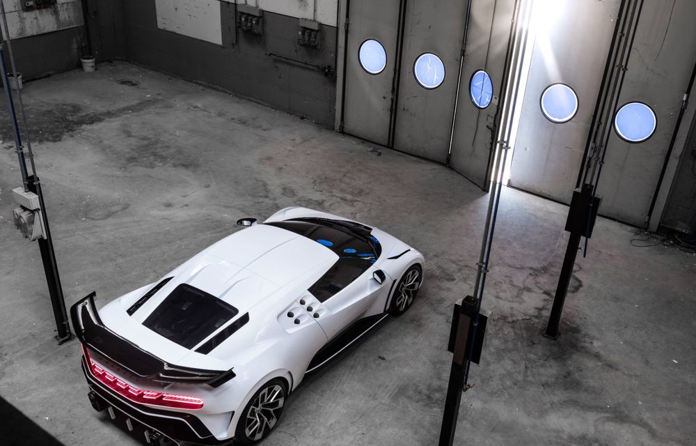 Bugatti a prezentat noul Centodieci: modelul special inspirat de legendarul EB110 va fi produs în 10 unități și va avea un preț de pornire de 8 milioane de euro - Poza 8
