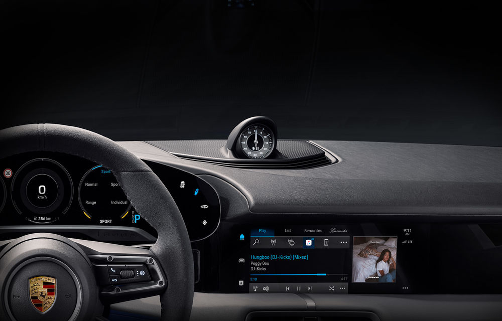 Prima imagine cu interiorul lui Porsche Taycan: sportiva electrică va integra serviciul de streaming Apple Music - Poza 1