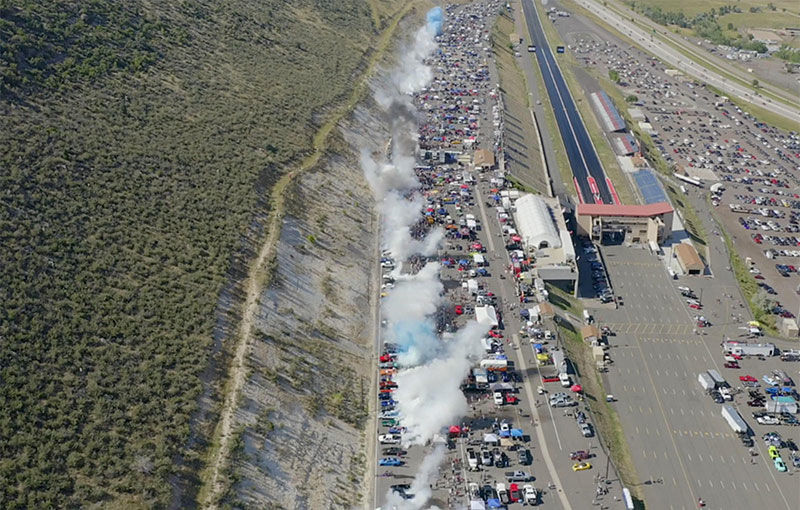 Record mondial: 170 de mașini fac burnout în același timp pe un circuit din Colorado, SUA - Poza 1